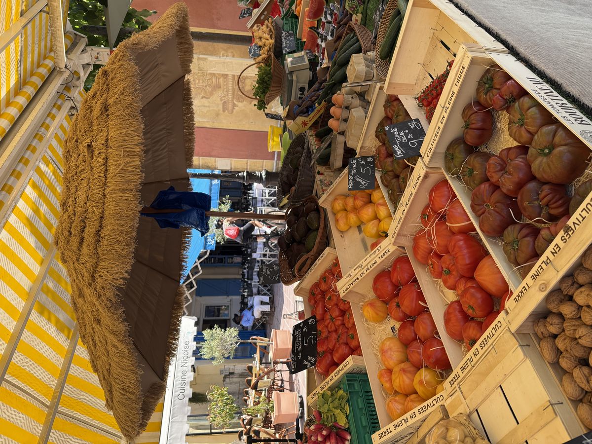 쿠르 살레야 꽃시장에서 맛본 니스식 전병 '쏘카'와 활기찬 시장 풍경. / 이미지 출처: 필자 촬영