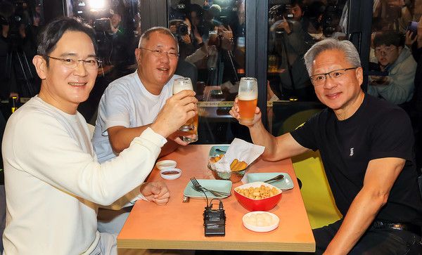 2025년 10월 화제가 된 치킨회동, 엔비디아 젠슨황 CEO는 강남구 삼성동 깐부치킨에서 이재용 삼성전자 회장, 정의선 현대차그룹 회장과 친근한 분위기의 한국식 저녁 식사 자리를 가져 화제가 됐다. / 이미지 출처: 연합뉴스