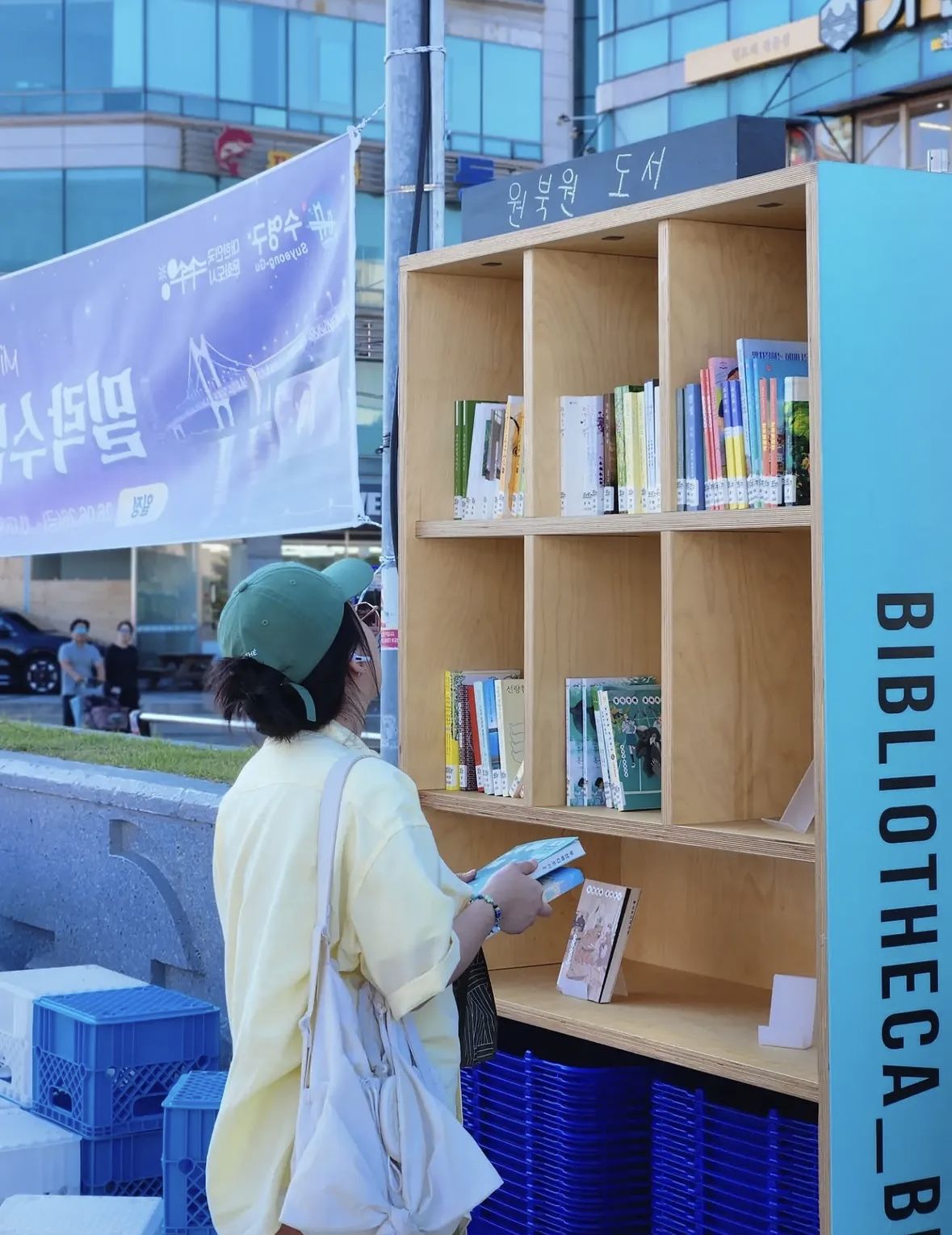 신간을 포함해 유튜버 허휘수가 추천한 도서, 믿고읽는 수상작 등 다양한 장르의 도서 2400여권이 구비되어 있다. / 출처: 부산바다도서관 인스타그램