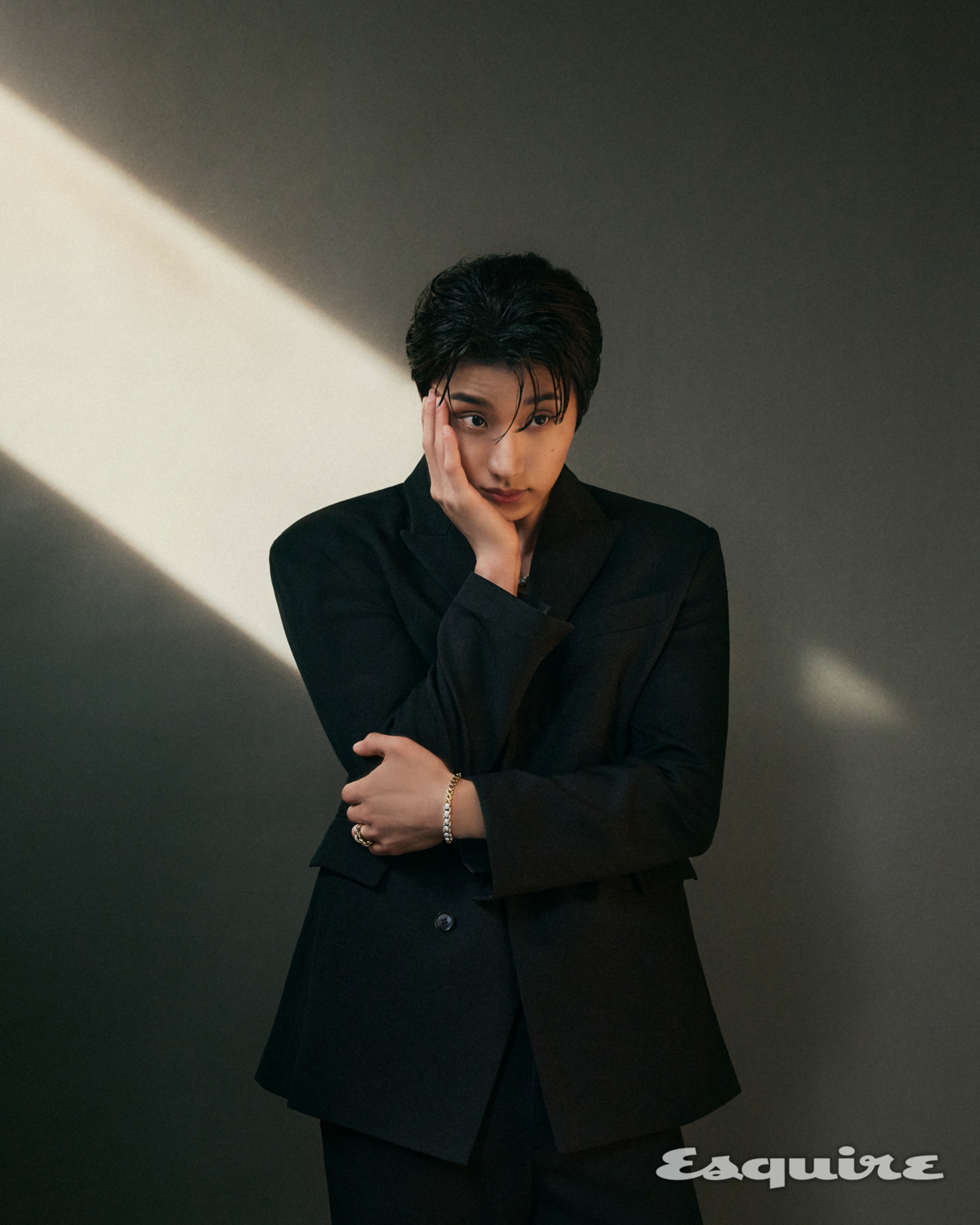 브레이슬릿은 포페 에카 컬렉션 다이아몬드 파베 브레이슬릿. 약지에 착용한 반지는 포페 에카 컬렉션 다이아몬드 파베 링.