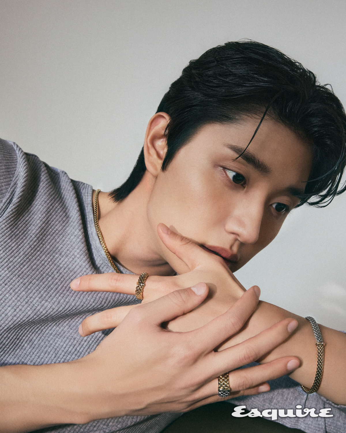 네크리스는 포페 에카 컬렉션 오나멘탈 클래스프 바이컬러 메쉬 플렉스잇 네크리스. 왼손 검지에 착용한 반지는 포페 에센셜 컬렉션 플렉스잇 링. 브레이슬릿은 포페 방돔 컬렉션 바이컬러 메쉬 플렉스잇 브레이슬릿. 오른손 약지에 착용한 반지는 포페 에센셜 컬렉션 오벌 메쉬 바이컬러 플렉스잇 링.