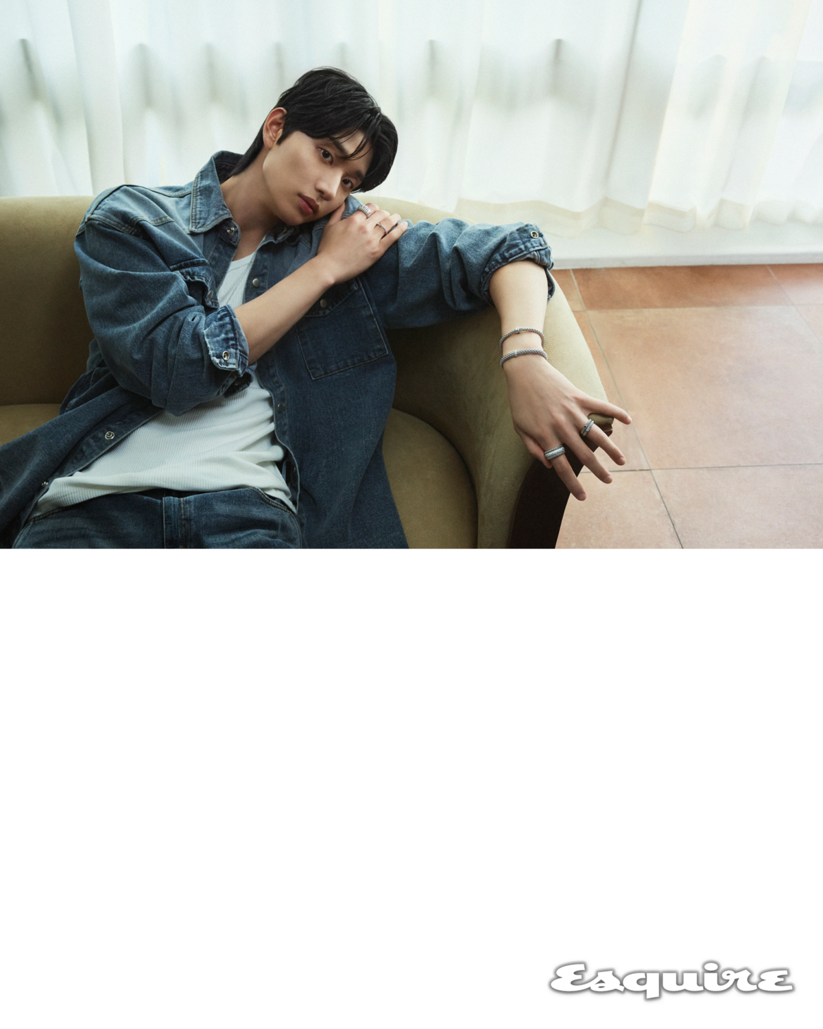 오른손 검지에 착용한 반지는 포페 파노라마 컬렉션 다이아몬드 파베 플렉스잇 링, 약지에 착용한 반지는 소울 컬렉션 화이트 다이아몬드 플렉스잇 링. 네크리스는 포페 아리아 컬렉션 다이아몬드 파베 슬라이더 네크리스. 왼손에 착용한 브레이슬릿은 포페 솔로 컬렉션 다이아몬드 파베 & 더블 론델 플렉스잇 브레이슬릿, 방돔 컬렉션 다이아몬드 플렉스잇 브레이슬릿. 오른손 약지에 착용한 반지는 포페 소울 컬렉션 블루 사파이어 플렉스잇 링과 에센셜 컬렉션 플렉스잇 링, 검지에 착용한 반지는 포페 버블링 하이 주얼리 컬렉션 다이아몬드 파베 링. 