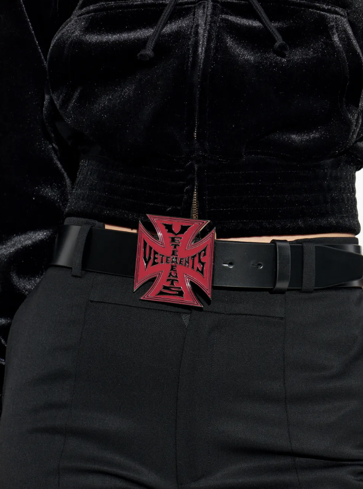 베트멍(VETEMENTS) 크로스 버클 레더 벨트(cross-buckle leather belt) / 이미지 출처: FARFETCH