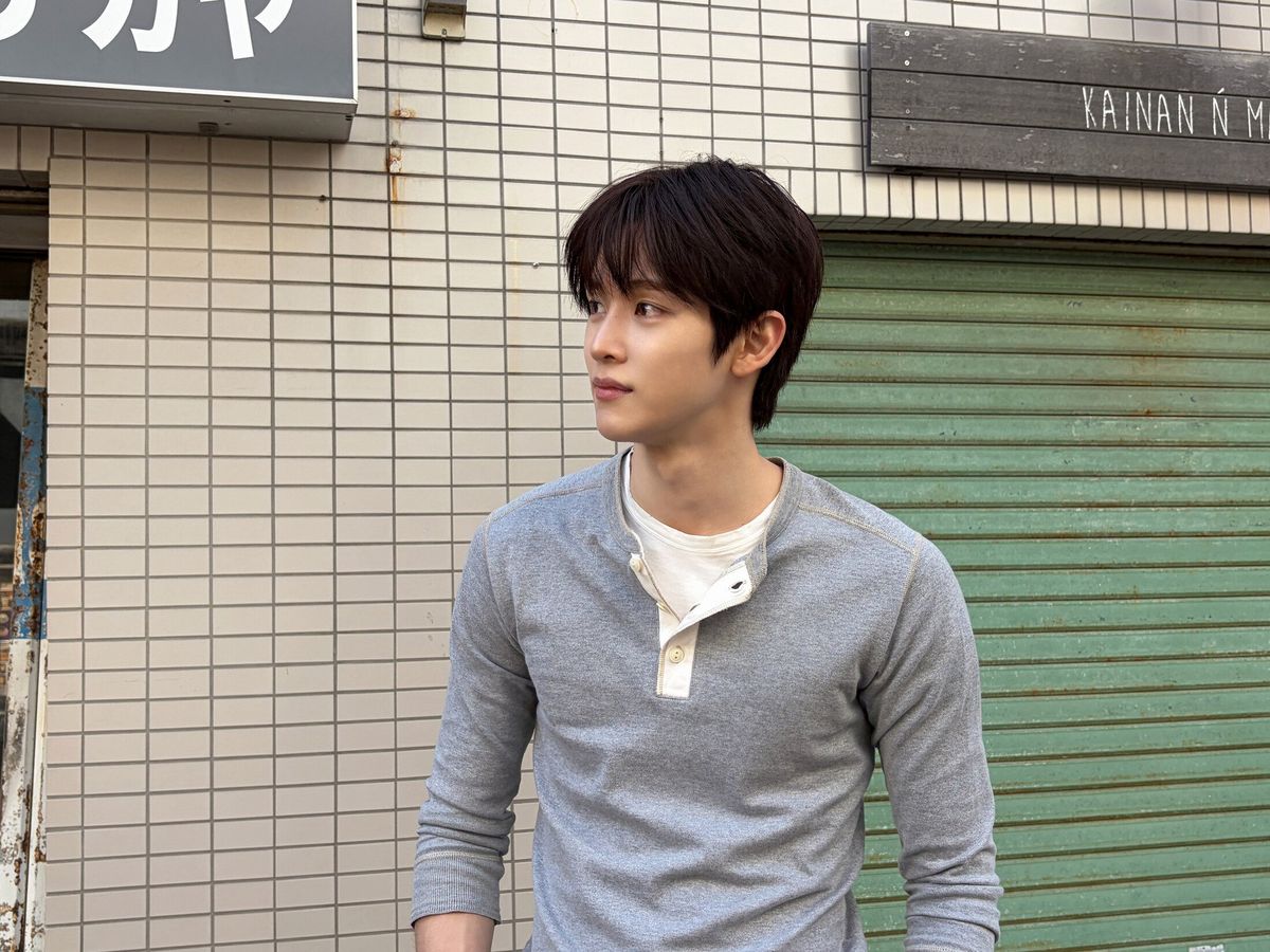 페로우즈(PHERROW’S) 헨리넥 티셔츠를 입은 라이즈 성찬 / 이미지 출처: riizeofficial.com