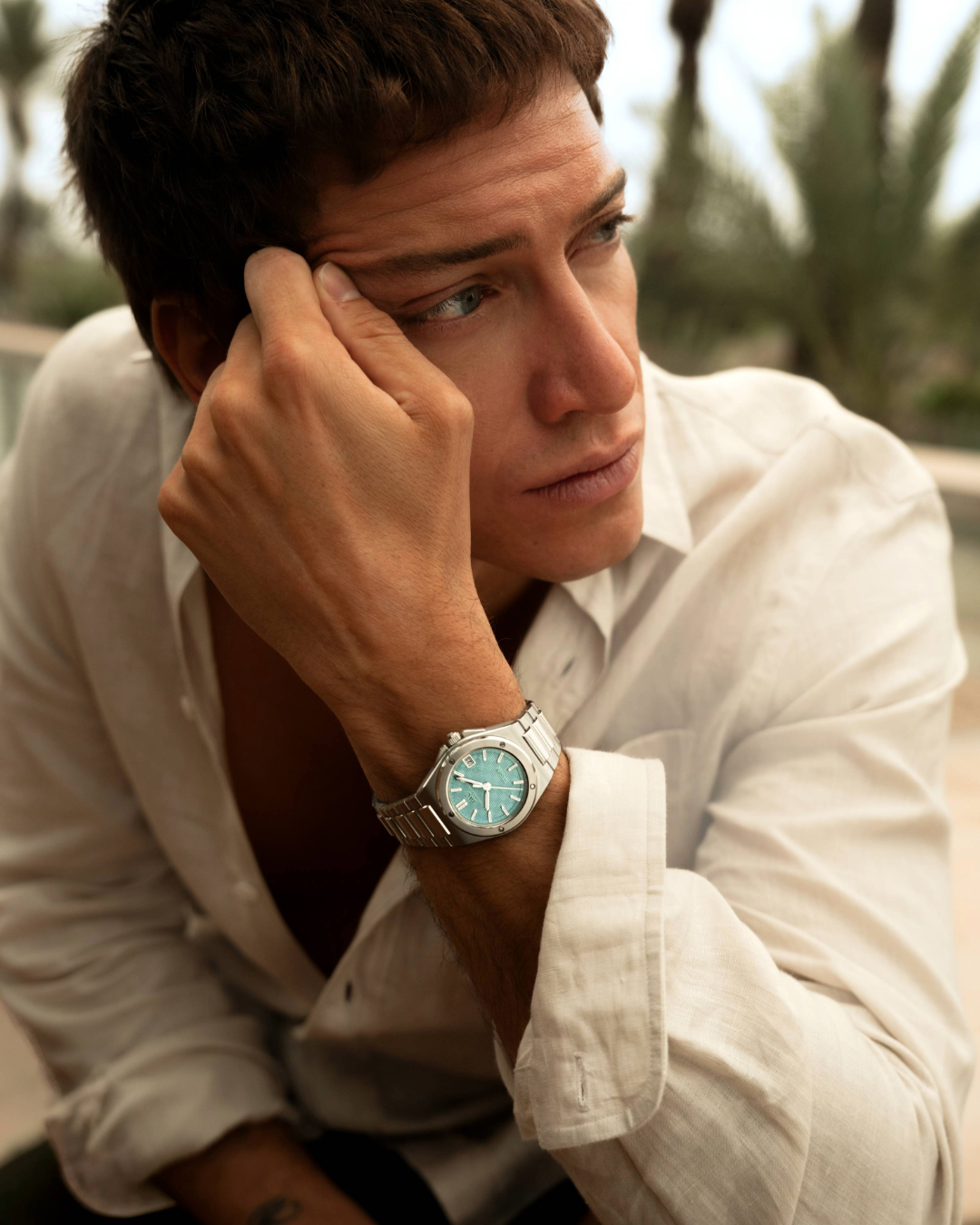여름의 청량한 물빛을 고스란히 담아낸 IWC 인제니어 오토매틱 35 아쿠아 블루 다이얼 모델.