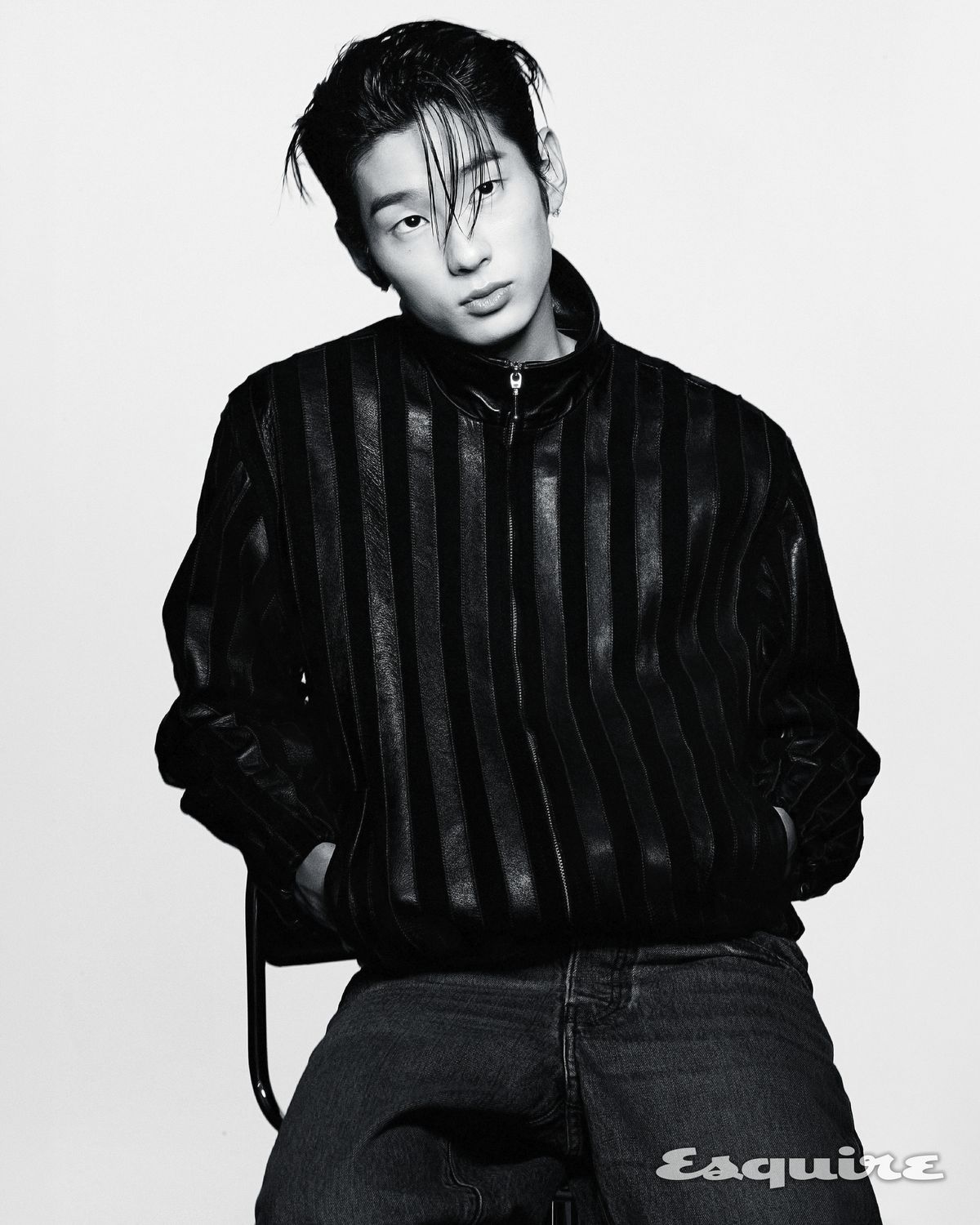 레더 앤 스웨이드 트랙 재킷 520만원대 어네스트 W. 베이커 by 10 꼬르소 꼬모 서울. 데님 팬츠 가격 미정 드리스 반 노튼. / Photo 최나랑 