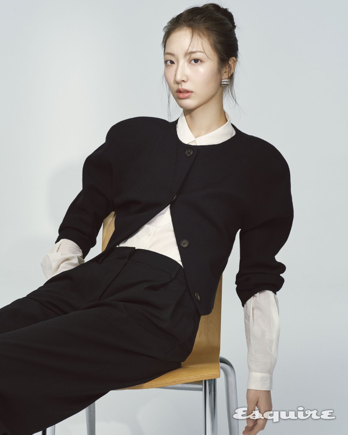 카디건, 셔츠, 팬츠 모두 아모멘토. 이어링 넘버링.