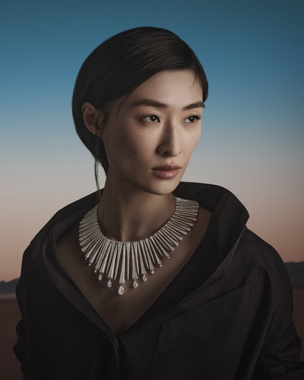화이트 다이아몬드와 다섯 개의 페어 컷 화이트 다이아몬드를 세팅한 화이트 골드 끌루 드 포르주 루미에르 네크리스 Clou de forge Lumiere Necklace ⓒ Julien Martinez 