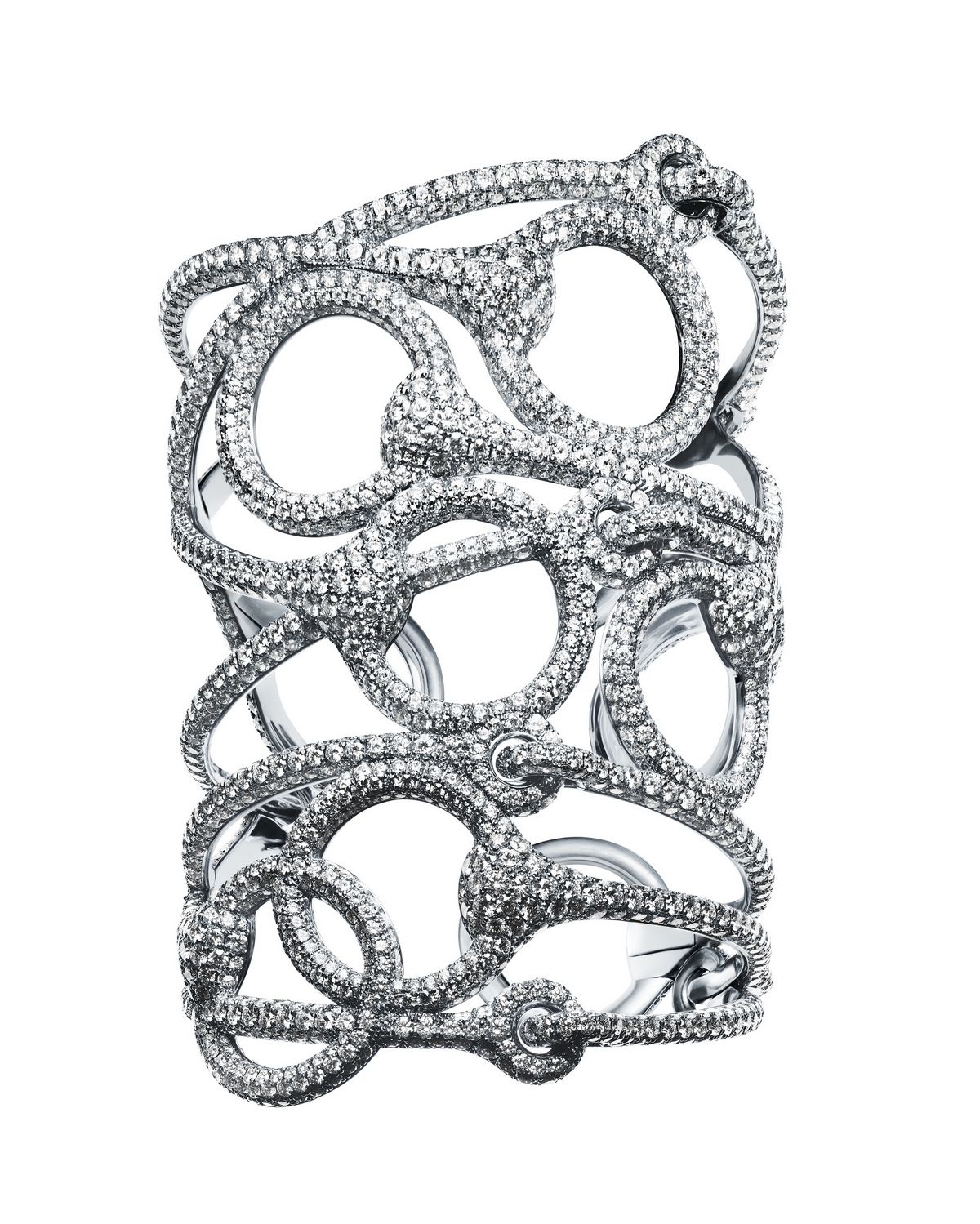 화이트 다이아몬드를 세팅한 화이트 골드 에트랑트 커프 브레이슬릿 Etreintes Cuff-bracelet ⓒ Guido Mocafico