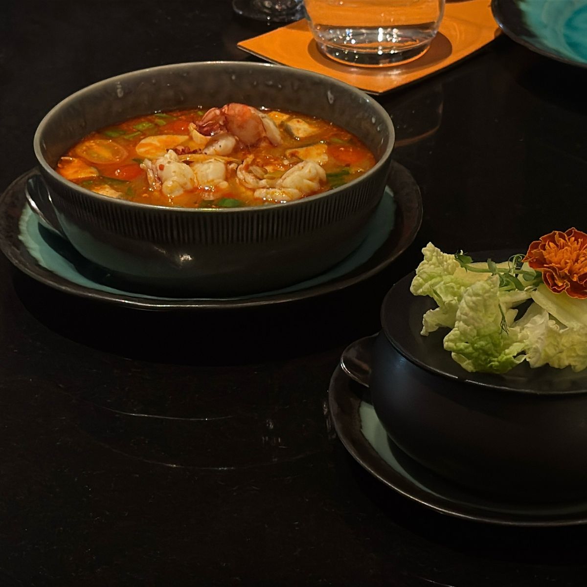 호텔 3층 텃밭에서 직접 기른 유기농 허브와 칼칼한 본연의 맛을 구현해 낸 태국 전통 수프 요리. / 이미지 출처: 더 아테네 호텔 방콕
