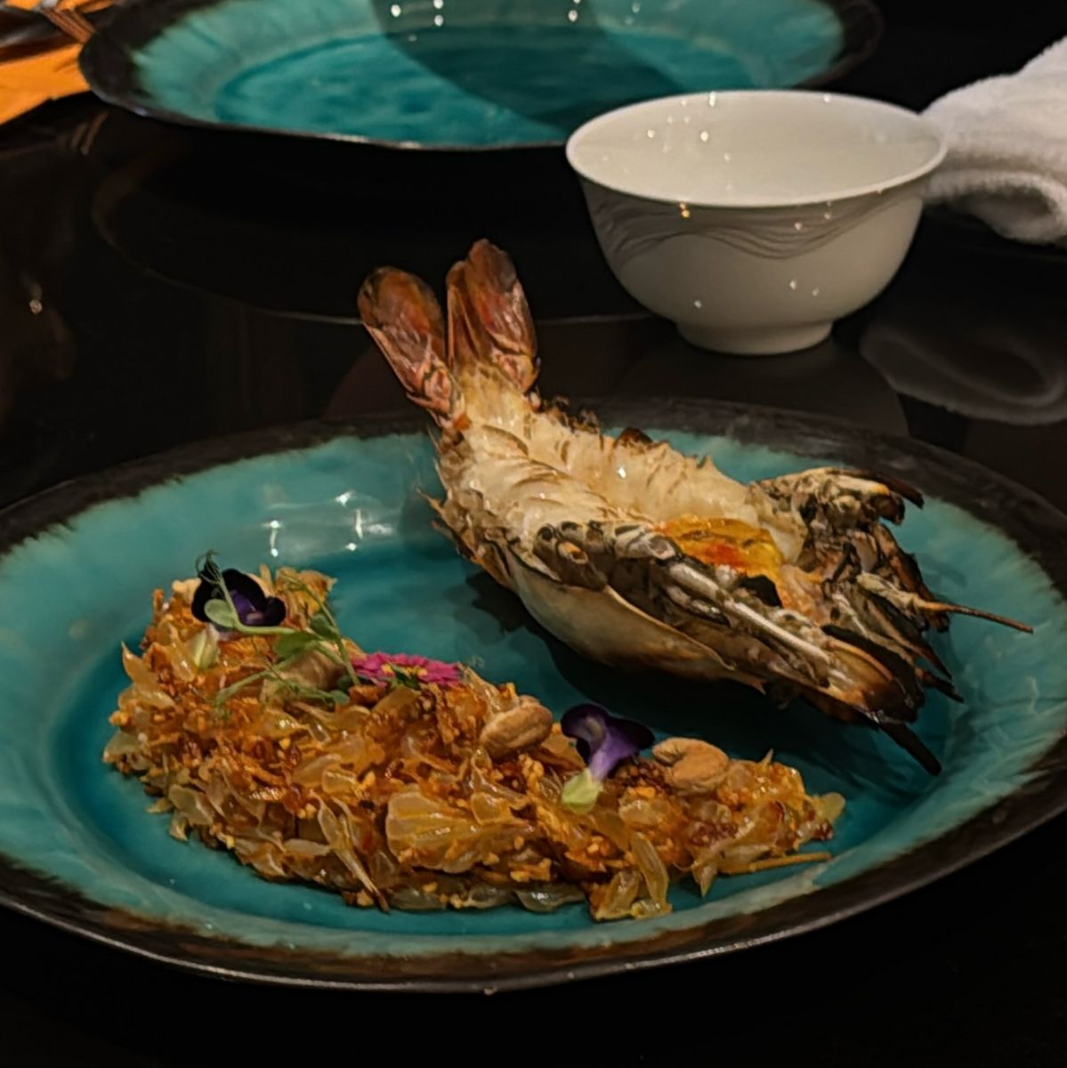 강새우(River Prawn) 구이에 이국적인 소스와 가니시를 더해 조화를 이뤄낸 시그니처 플레이트. / 이미지 출처: 더 아테네 호텔 방콕