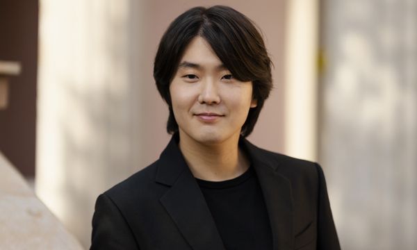 라벨의 작품을 섬세하게 연주하는 피아니스트 조성진. / 이미지 출처: 세계일보