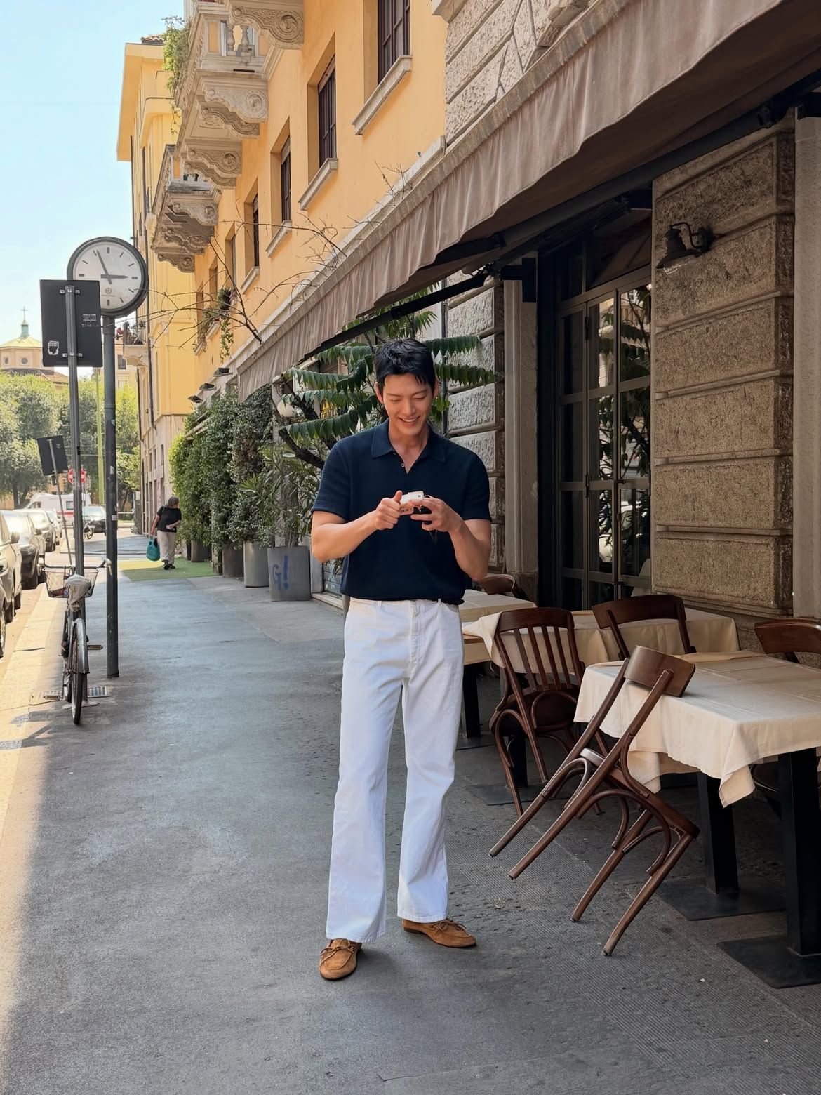 네이비 컬러의 니트를 머슬핏으로 착용한 김우빈 / 이미지 출처: 김우빈 인스타그램 @____kimwoobin