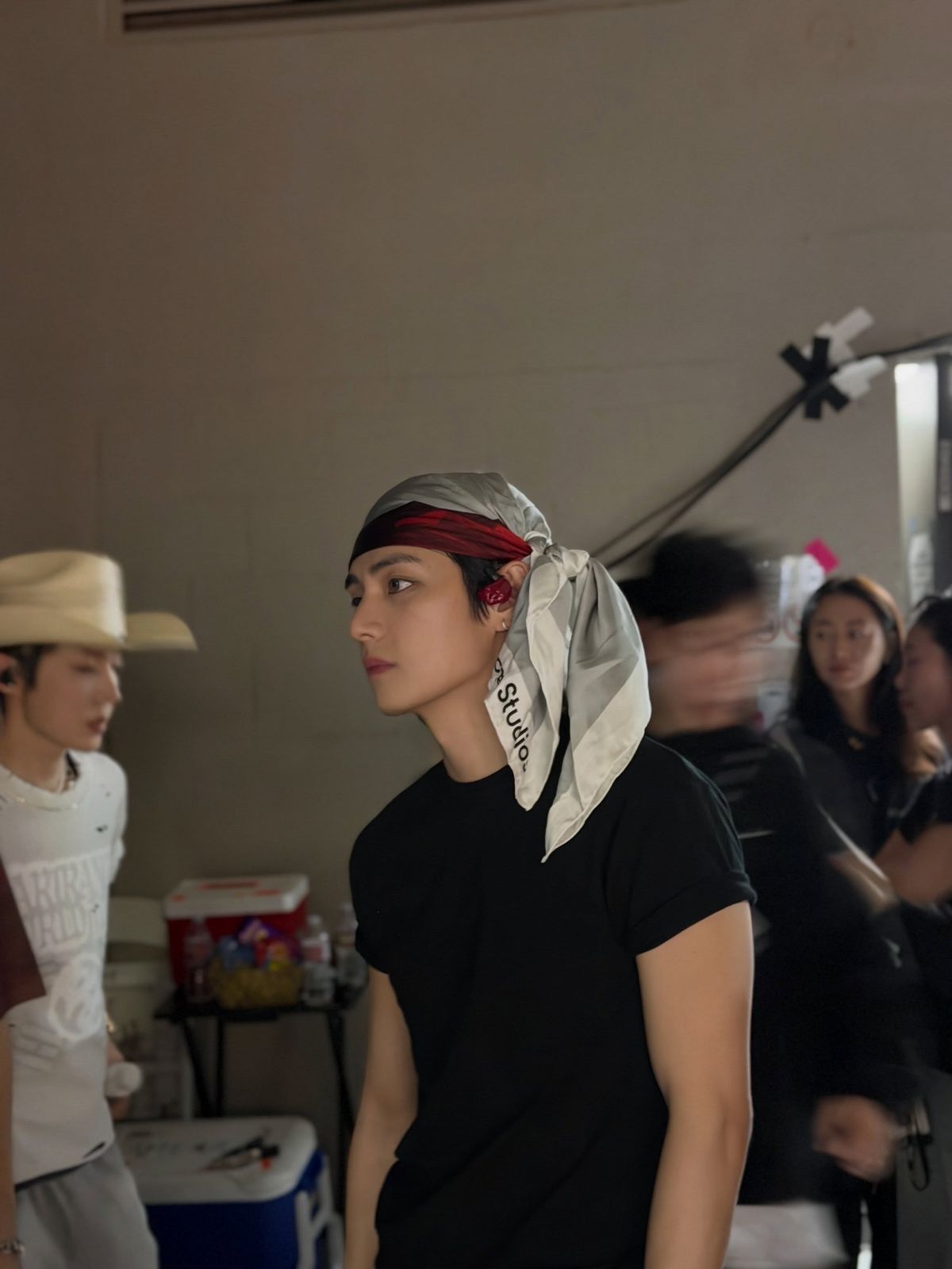 스카프를 두건처럼 착용한 후 끝을 길게 늘어뜨려 포인트를 준 방탄소년단 뷔 / 이미지 출처: 인스타그램 @thv