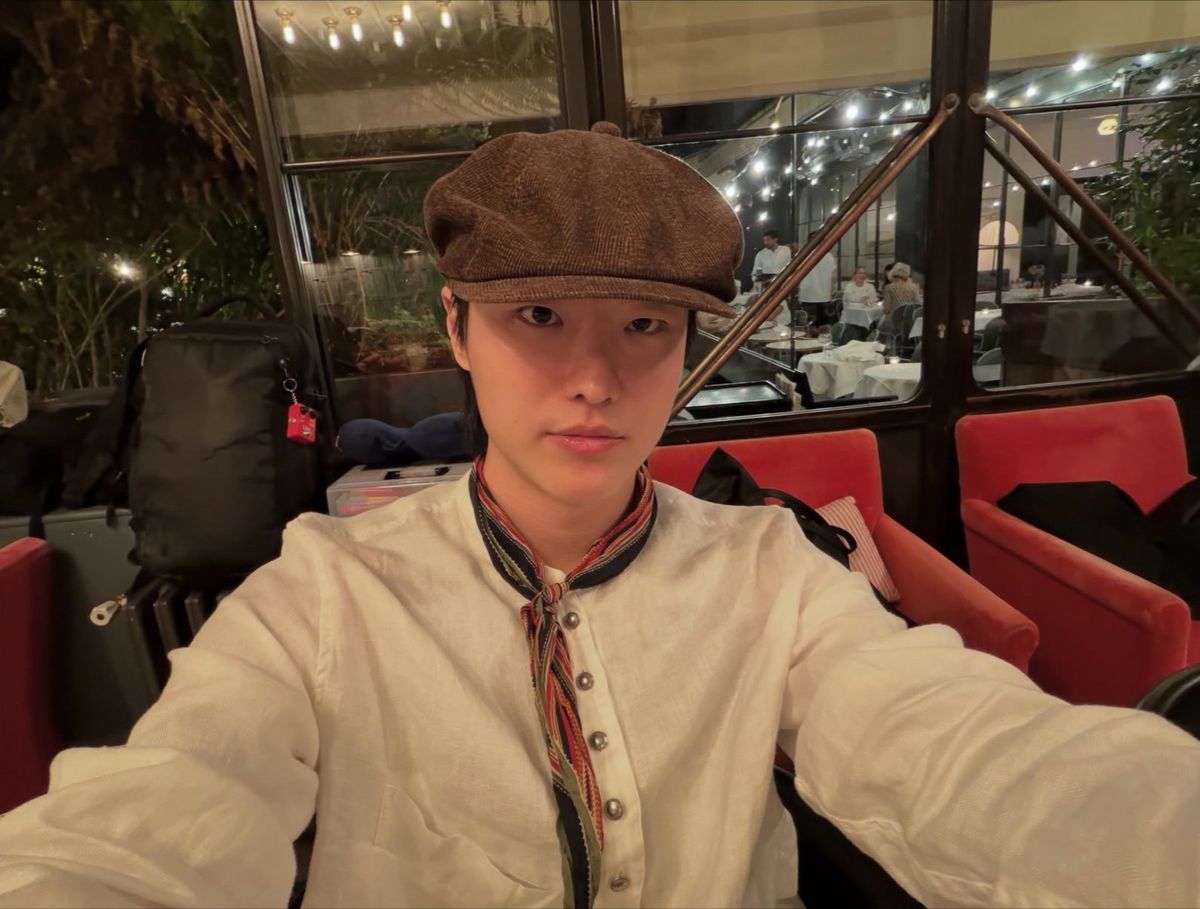 베이직한 셔츠에 브라운 베레모를 착용해 빈티지 무드가 돋보이는 스카프 / 이미지 출처: 인스타그램 @woodz_dnwm