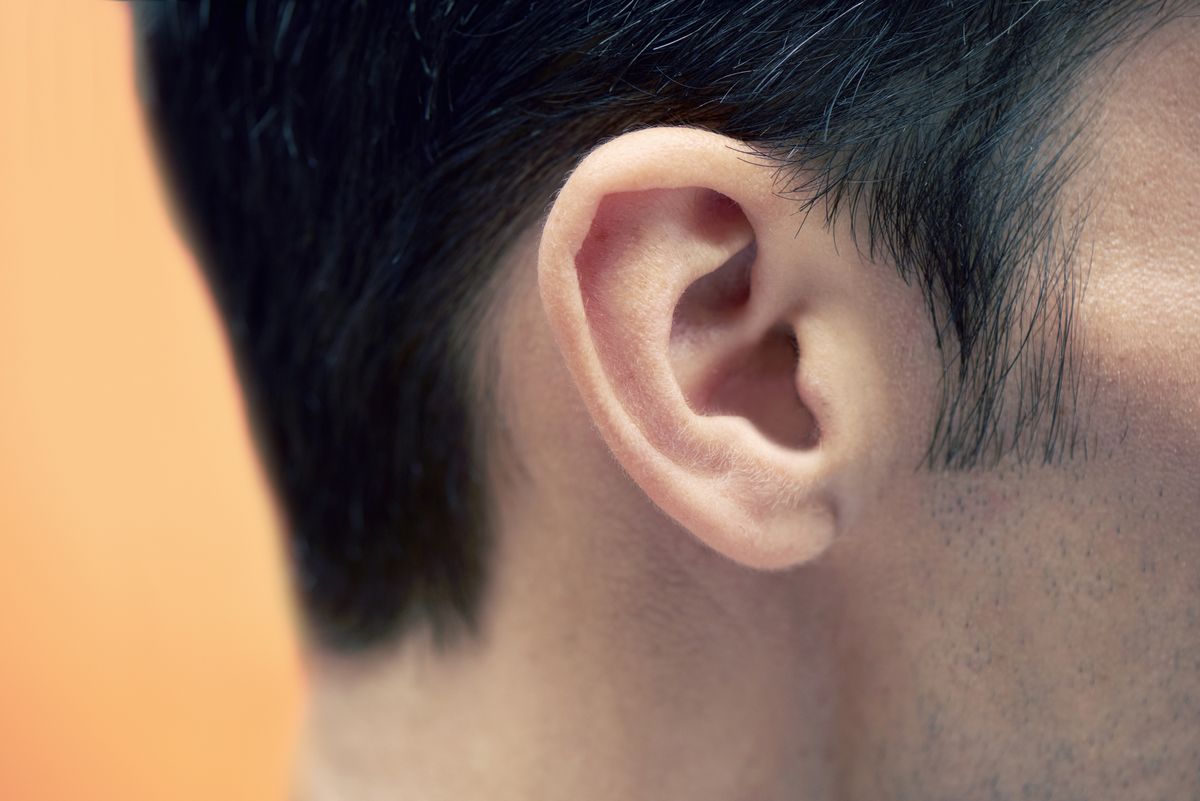 샤워 후 물기가 남아있어 피지나 각질이 남아있기 쉬운 귀 뒤와 귓바퀴 / 이미지 출처: 게티이미지