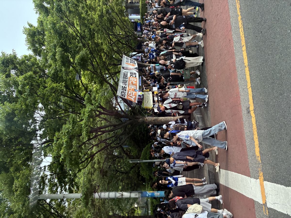 경기 시작 전부터 사람들로 붐비는 사직구장 앞 거리. / 이미지 출처: 필자 촬영