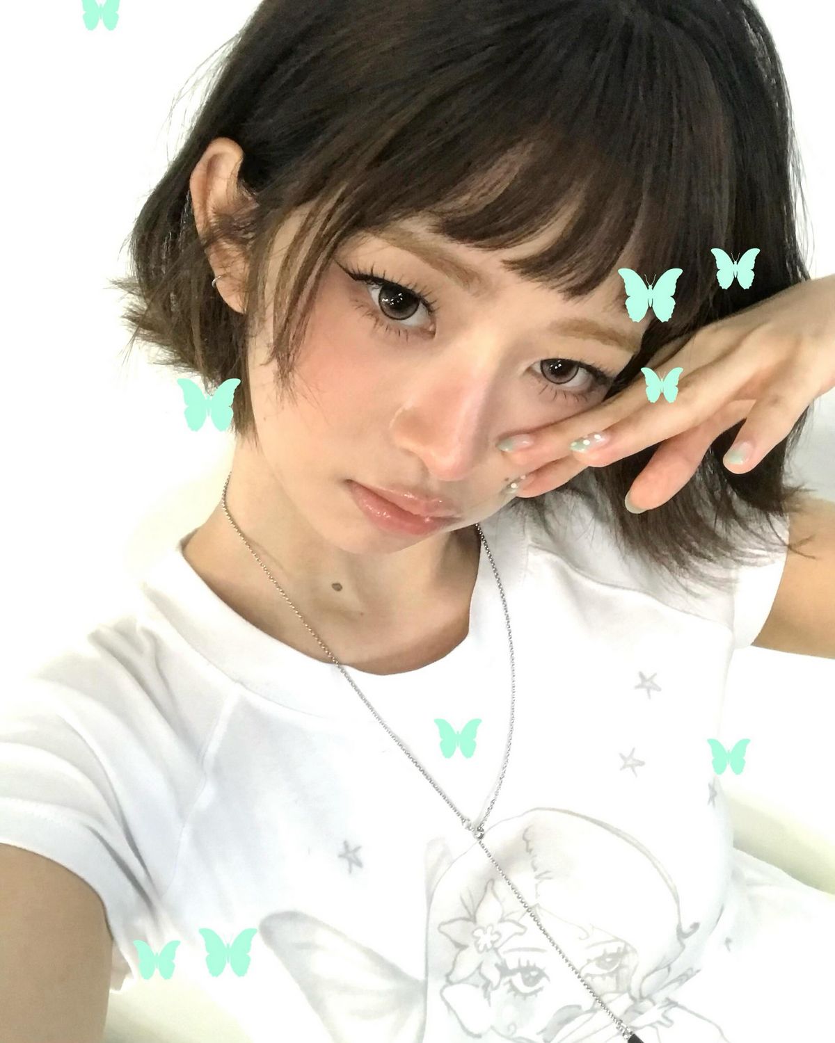 레이가 선택한 청량한 민트 네일. / 이미지 출처: 레이 공식 인스타그램