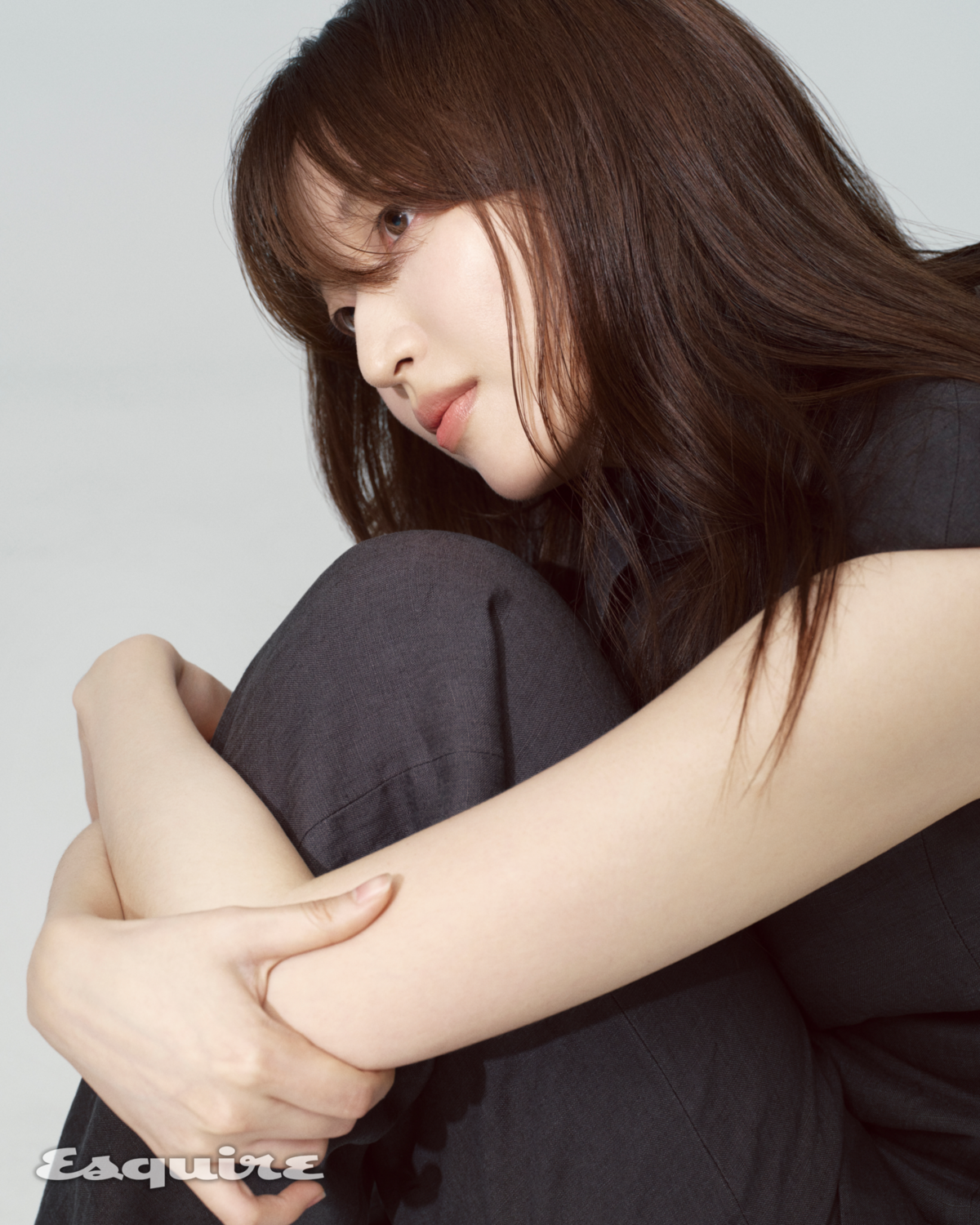 슬리브리스 카디건, 팬츠 모두 아모멘토. 