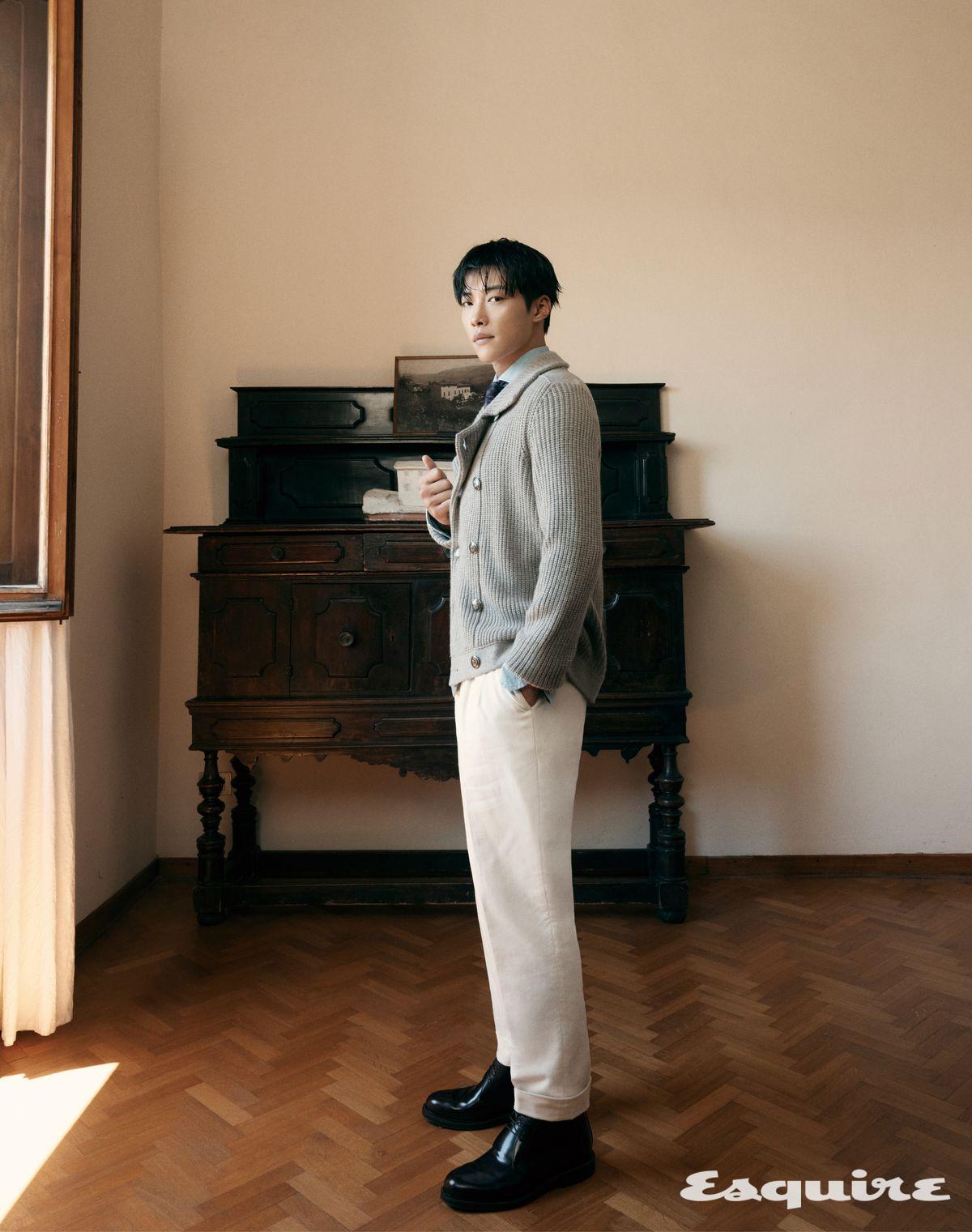 더블브레스티드 카디건, 데님 셔츠, 벨벳 테일러드 팬츠, 실크 타이, 데저트 부츠 모두 브루넬로 쿠치넬리.