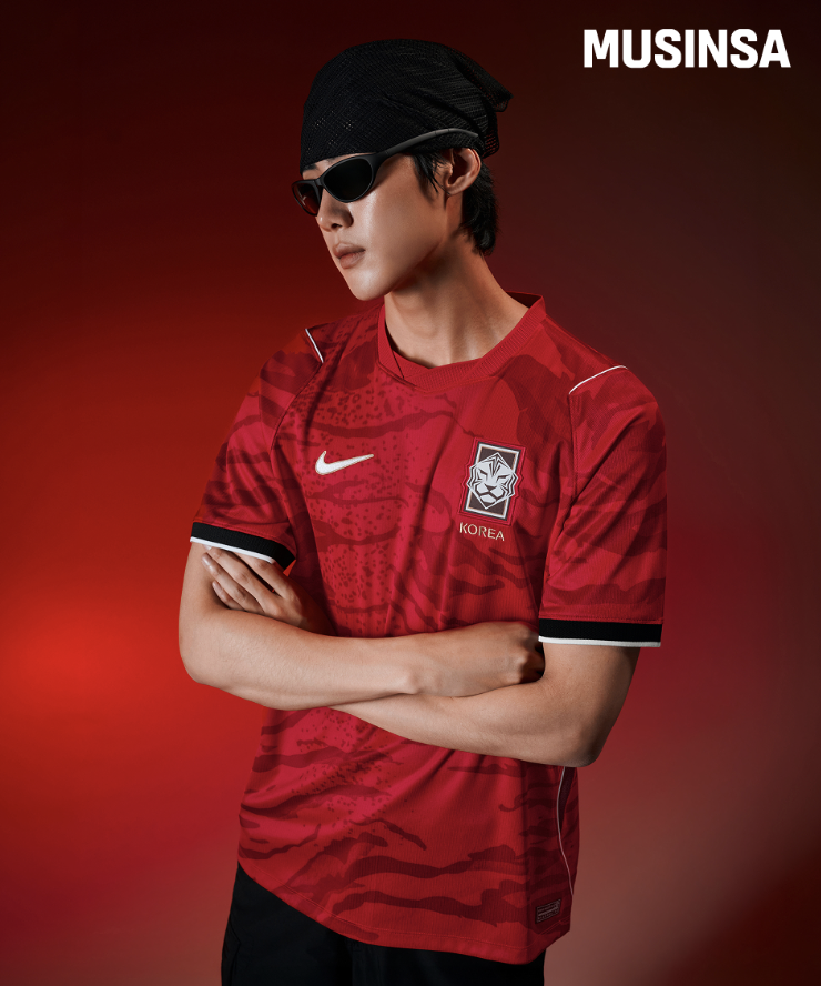 호랑이를 연상케하는 대한민국 축구 국가대표팀의 유니폼 / 이미지 출처: 무신사