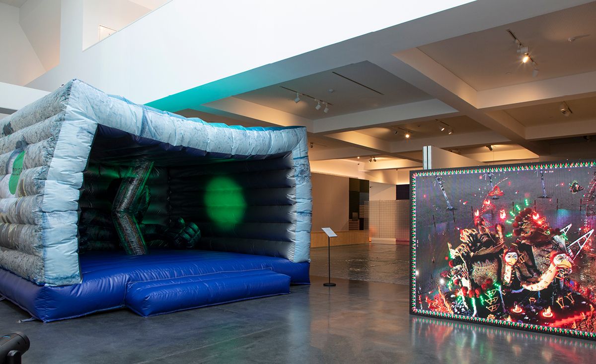 클레어 배로(Claire Barrow)의 ‘Jump Scare’(2026) 전시 전경. © inside-out Art Museum