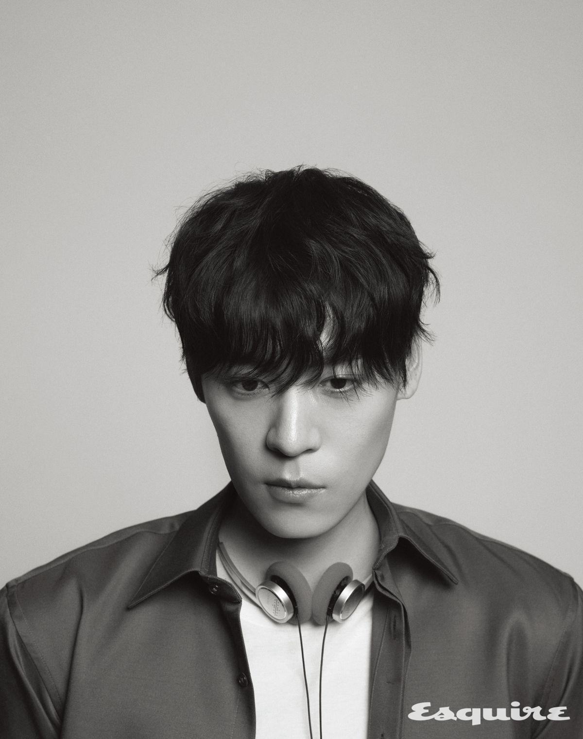 셔츠 헌킴. 헤드폰 피오 by 셰에라자드. 이너 톱 스타일리스트 소장품.