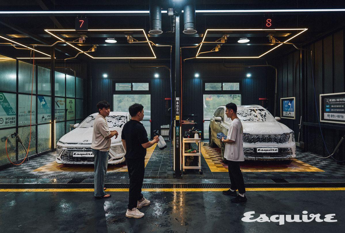 차량에 프리워시를 도포하고 오염물을 불리는 동안 담소를 나누는 디테일링 포럼 회원들.