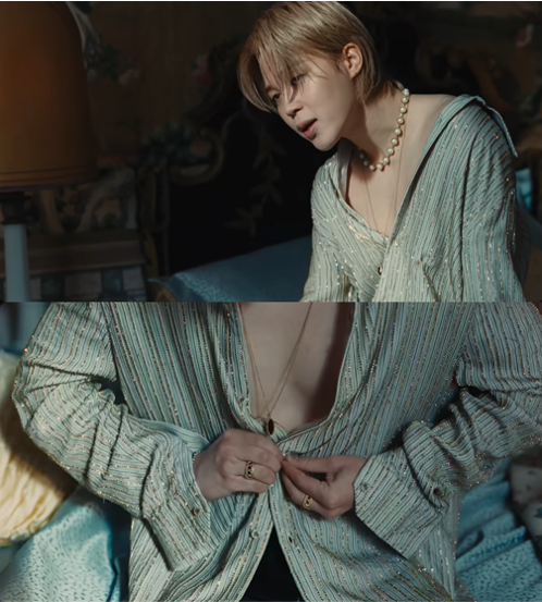 노멀 뮤직비디오에서 레이어드 스타일링으로 완성한 디올의 로즈 데 방 메달리온과 마이 디올 링. / 이미지 출처: @BANGTANTV