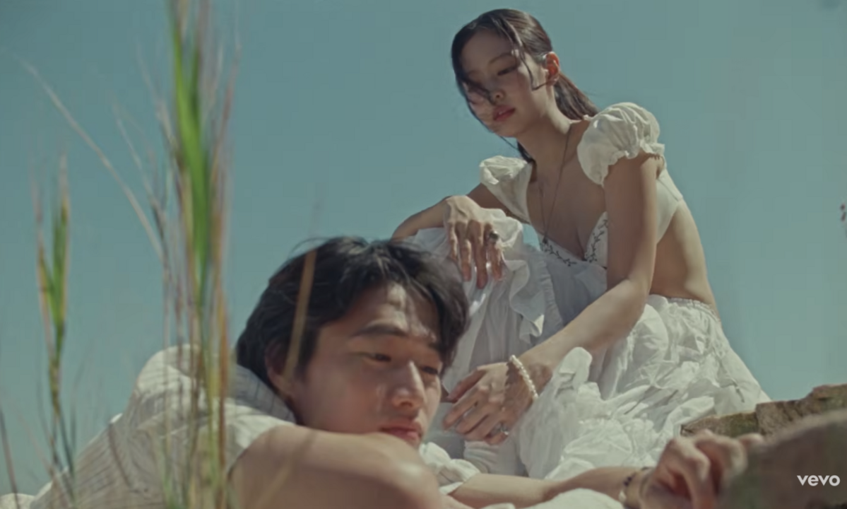 제니 신곡 'LESS THAN A LOVER' 뮤직비디오 속 착장 / 이미지 출처: 제니 유튜브