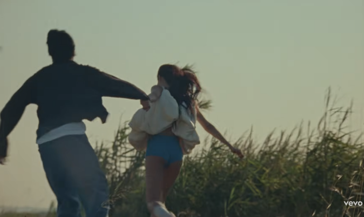 제니 신곡 'LESS THAN A LOVER' 뮤직비디오 속 착장 / 이미지 출처: 제니 유튜브