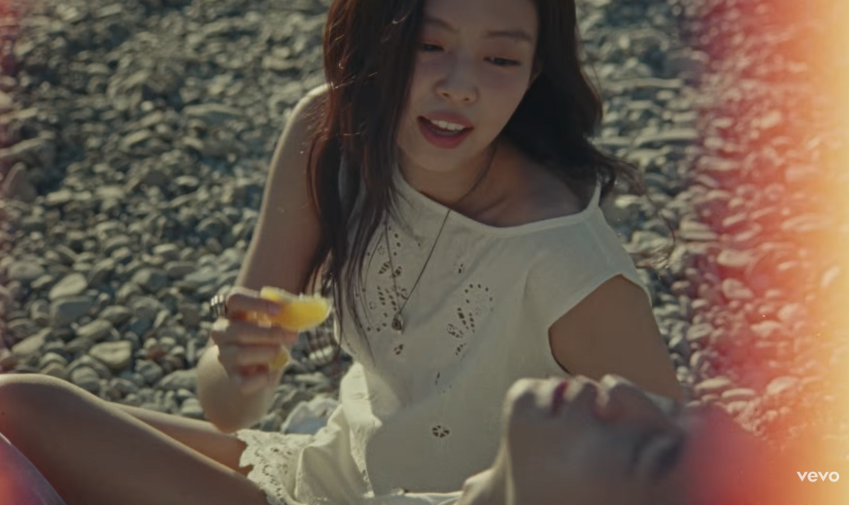 제니 신곡 'LESS THAN A LOVER' 뮤직비디오 속 착장 / 이미지 출처: 제니 유튜브