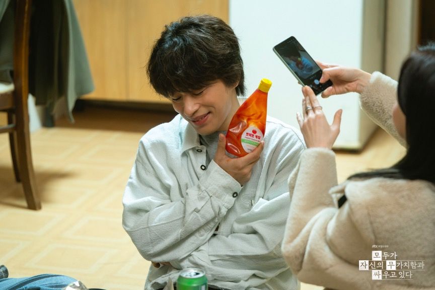 <모두가 자신의 무가치함과 싸우고 있다>에서 불안한 청춘을 연기한 구교환 / 이미지 출처: JTBC