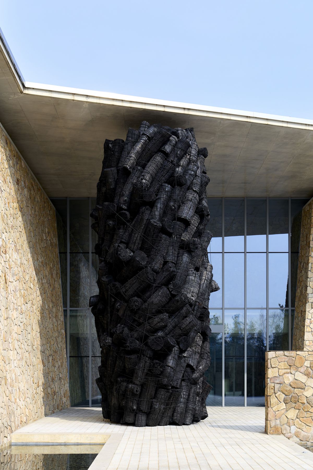 이배 개인전 : '기다리며'의 거대한 숯 기둥 전시 전경 / 이미지 출처 : 뮤지엄 산 Museum SAN, Photo by Sangtae Kim