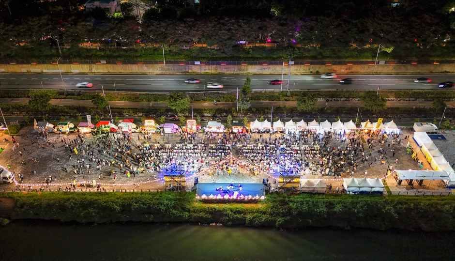 수변공원에서 맥주와 공연을 함께 즐기는 동대문구 맥주축제 현장. / 이미지 출처: 동대문문화재단, 대한민국 구석구석
