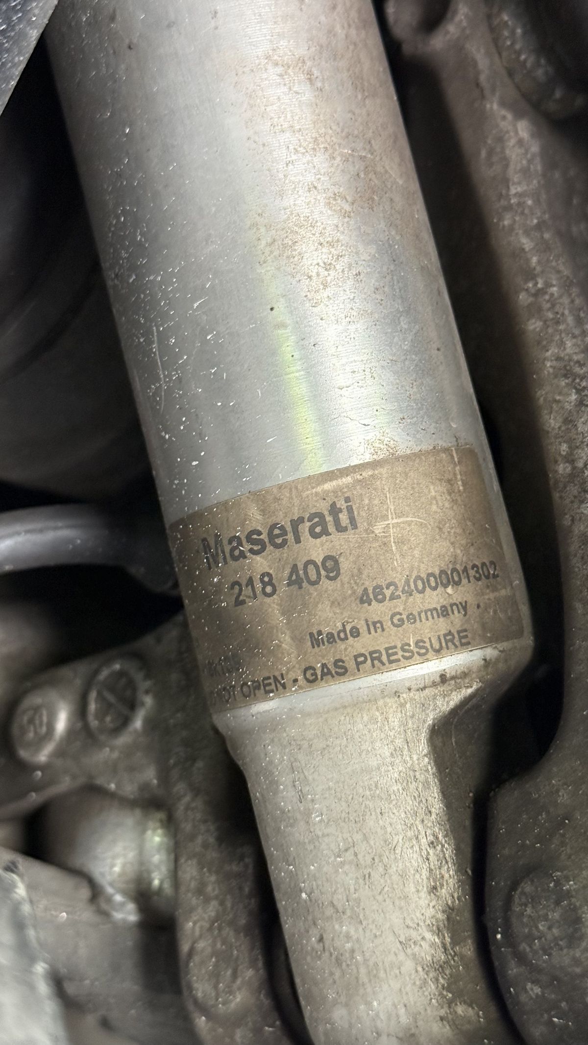 눈에 보이지 않는 부품일수록 정직해야 한다. 곳곳에 마세라티 순정 부품이 보인다.