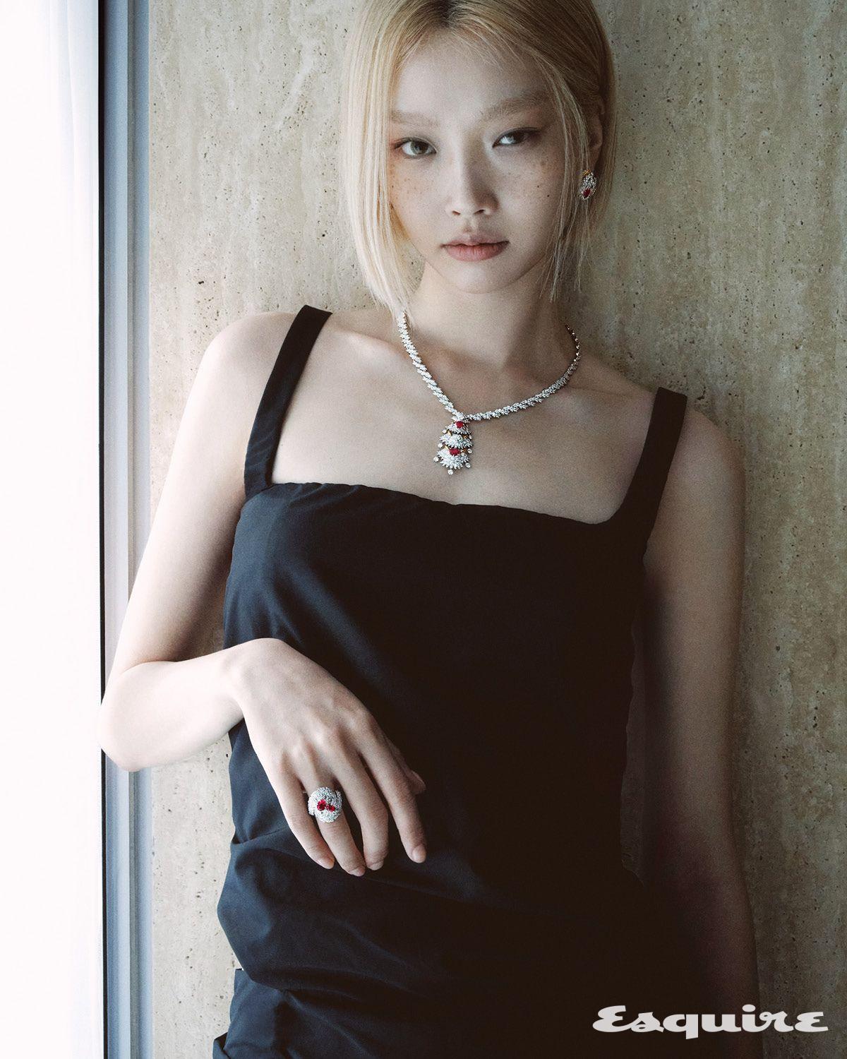 옐로 골드와 플래티넘에 오벌 컷 루비와 다이아몬드를 파베 세팅한 아네모네 이어링, 오벌 컷 루비와 다이아몬드를 파베 세팅해 궁극의 화려함을 담은 아네모네 네크리스, 오벌 컷 루비를 중심으로 다이아몬드를 촘촘히 파베 세팅한 아네모네 링 모두 티파니앤코. 블랙 오픈백 드레스 디젤.