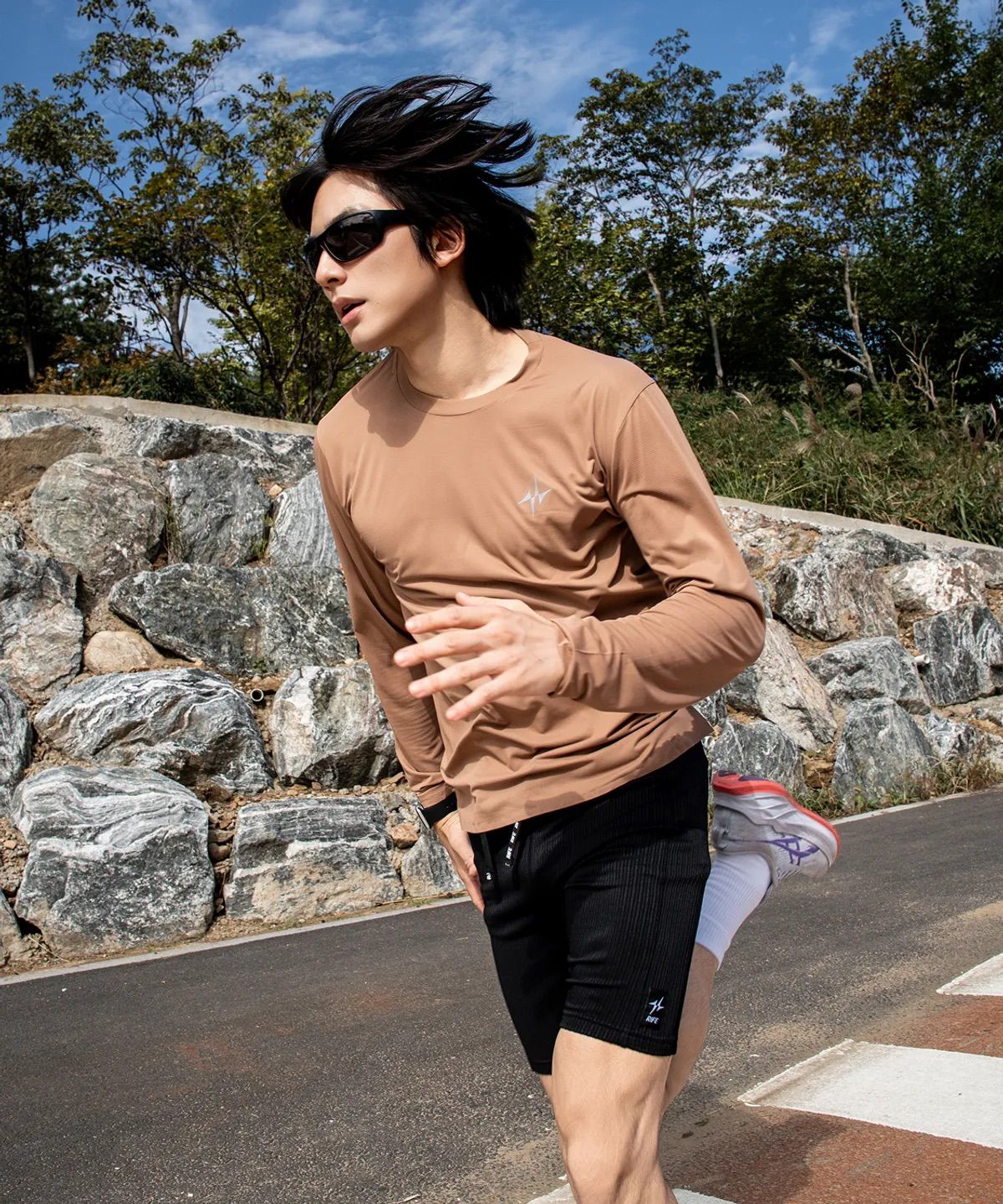 러닝라이프의 마이크로메쉬 기능성 러닝 롱 슬리브 / 이미지 출처: 무신사 웹사이트