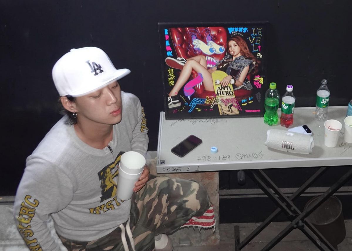 성조기 패턴이 하단에 새겨진 카모 플라주 7부 반바지를 착용한 래퍼 양홍원 / 이미지 출처: 인스타그램 @yanghongwon