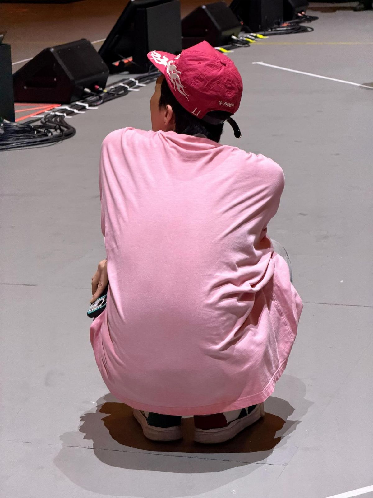 카고 7부 바지에 루즈한 핏의 핑크 롱 슬리브리스로 포인트를 준 지드래곤 / 이미지 출처: 인스타그램 @8lo8lo8lowme