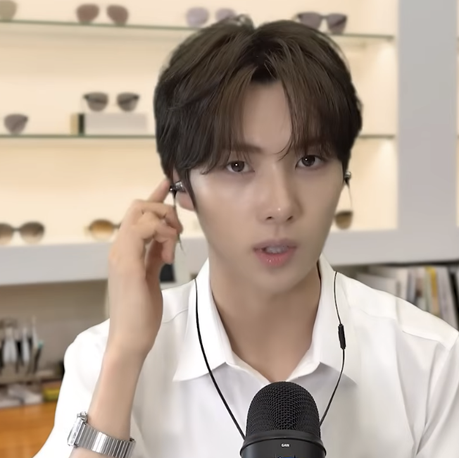 빈티지한 카시오 AQ-800E-7ADF 시계를 착용한 투어스 영재 / 이미지 출처: 투어스 유튜브