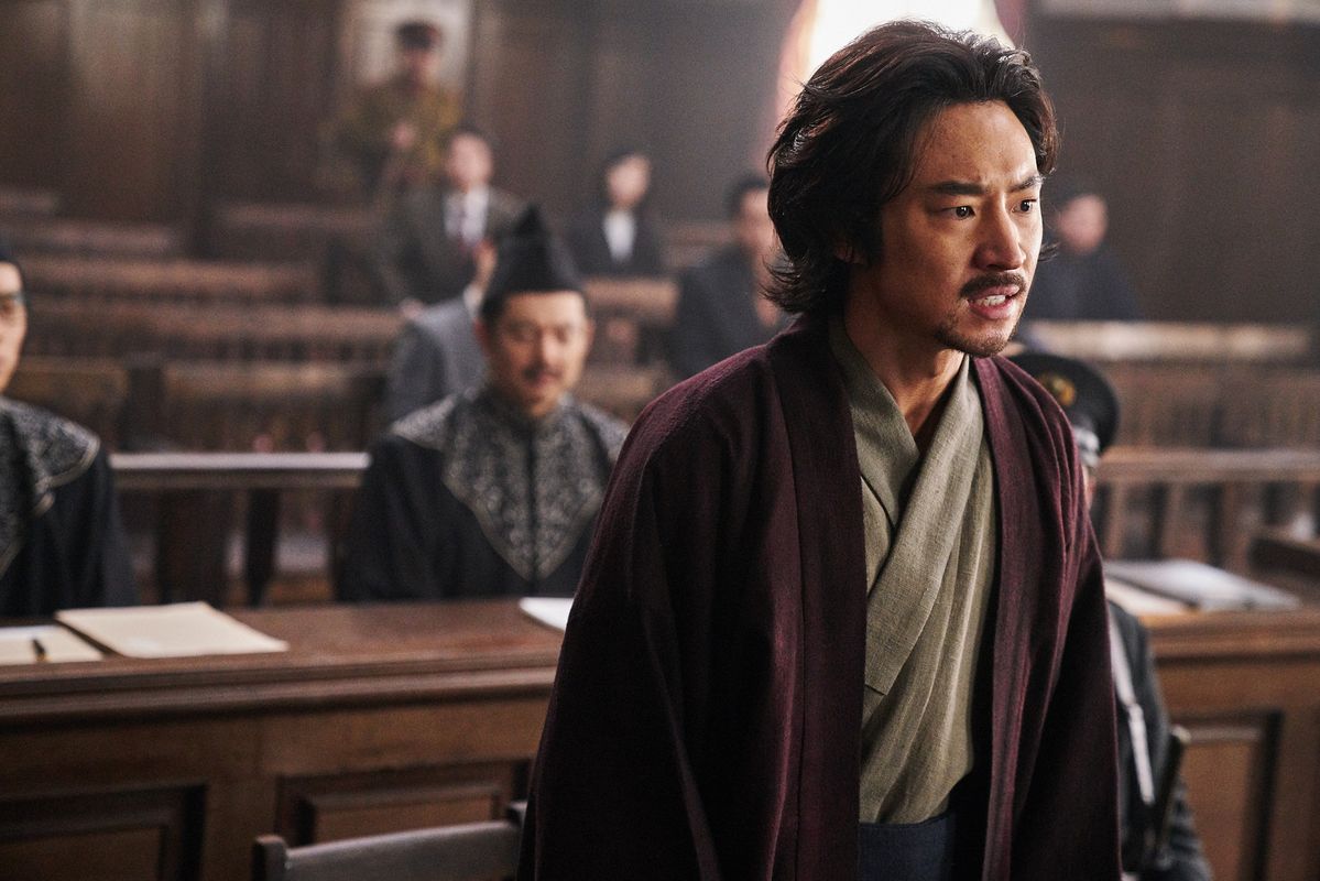 박열의 재판 요청 조건인 조선 관복 착용 및 조선어 사용, 그리고 신문 1면을 장식했던 '옥중 포옹 사진' 등은 90% 이상 실제 역사적 기록에 기반 / 이미지 출처: 메가박스중앙