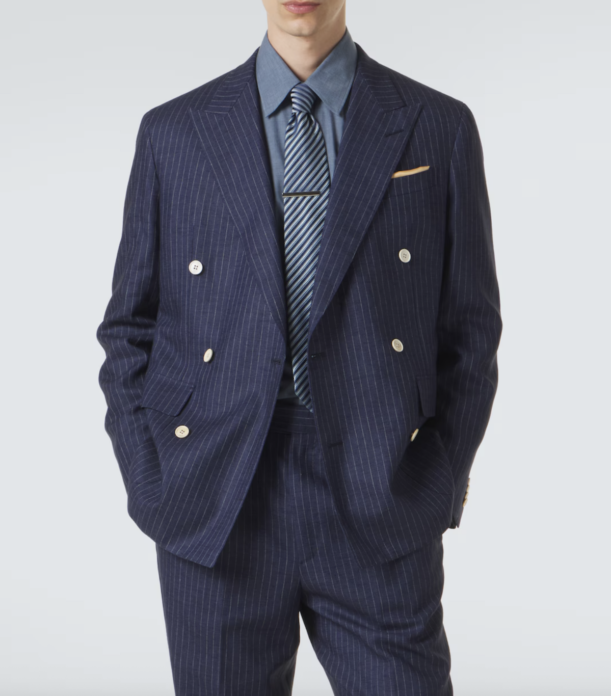 세련된 핀스트라이프 패턴으로 드레시한 실루엣을 보여주는 던힐 린넨 자켓/ 이미지 출처: 마이테레사