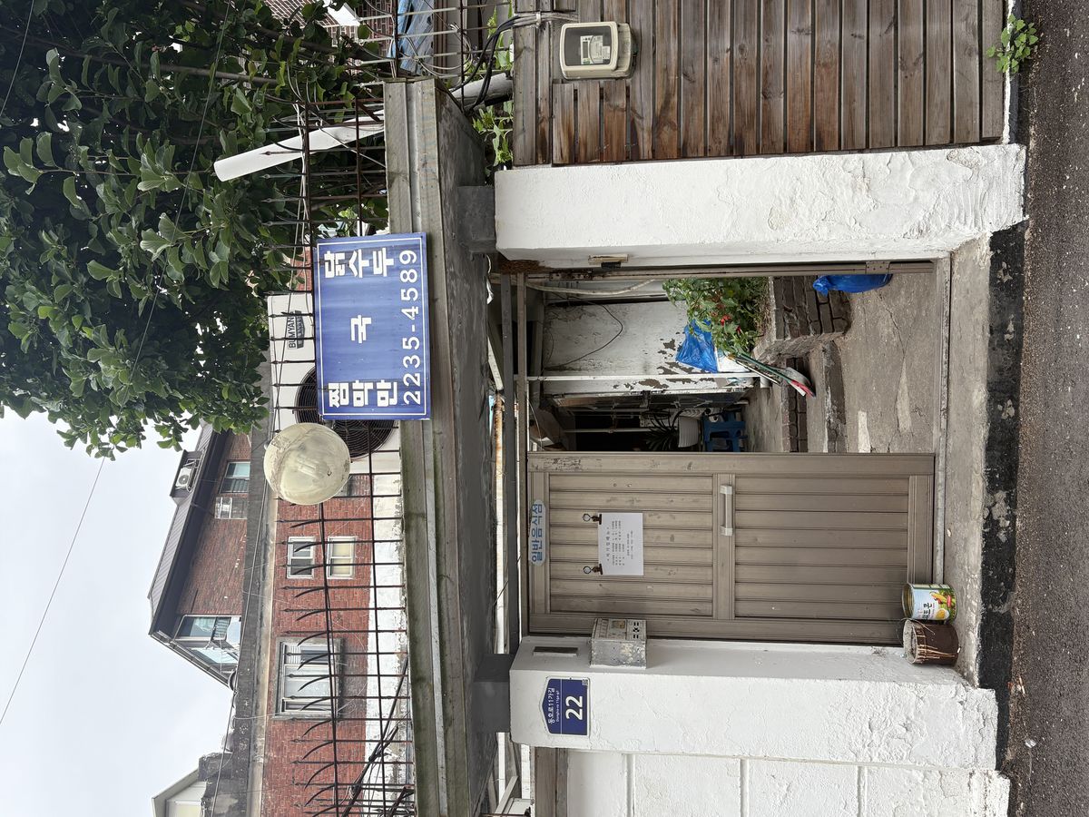 부추의 푸른 선과 닭고기의 흰 면이 어우러진 약수동 처가집의 담백한 이북식 찜닭 / 이미지 출처: 본인 촬영