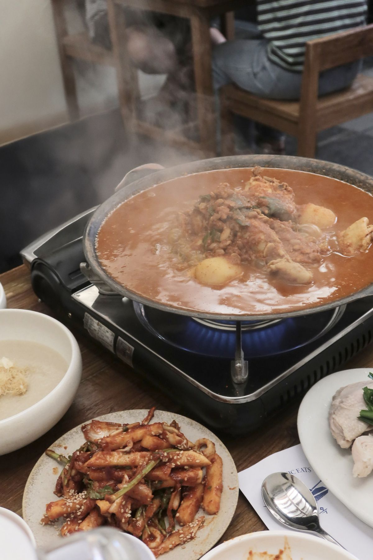 가마솥에서 푹 우려낸 깊은 육수와 이북식 찜닭이 주는 단정한 상차림 / 이미지 출처: 본인 촬영