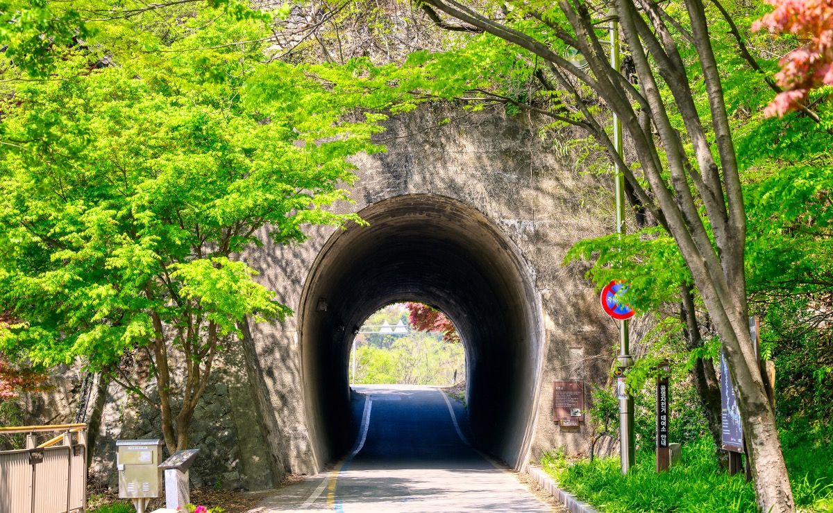 전주천과 철길이 어우러진 감성적인 산책 명소 '한벽굴' / 이미지 출처: 비짓전주