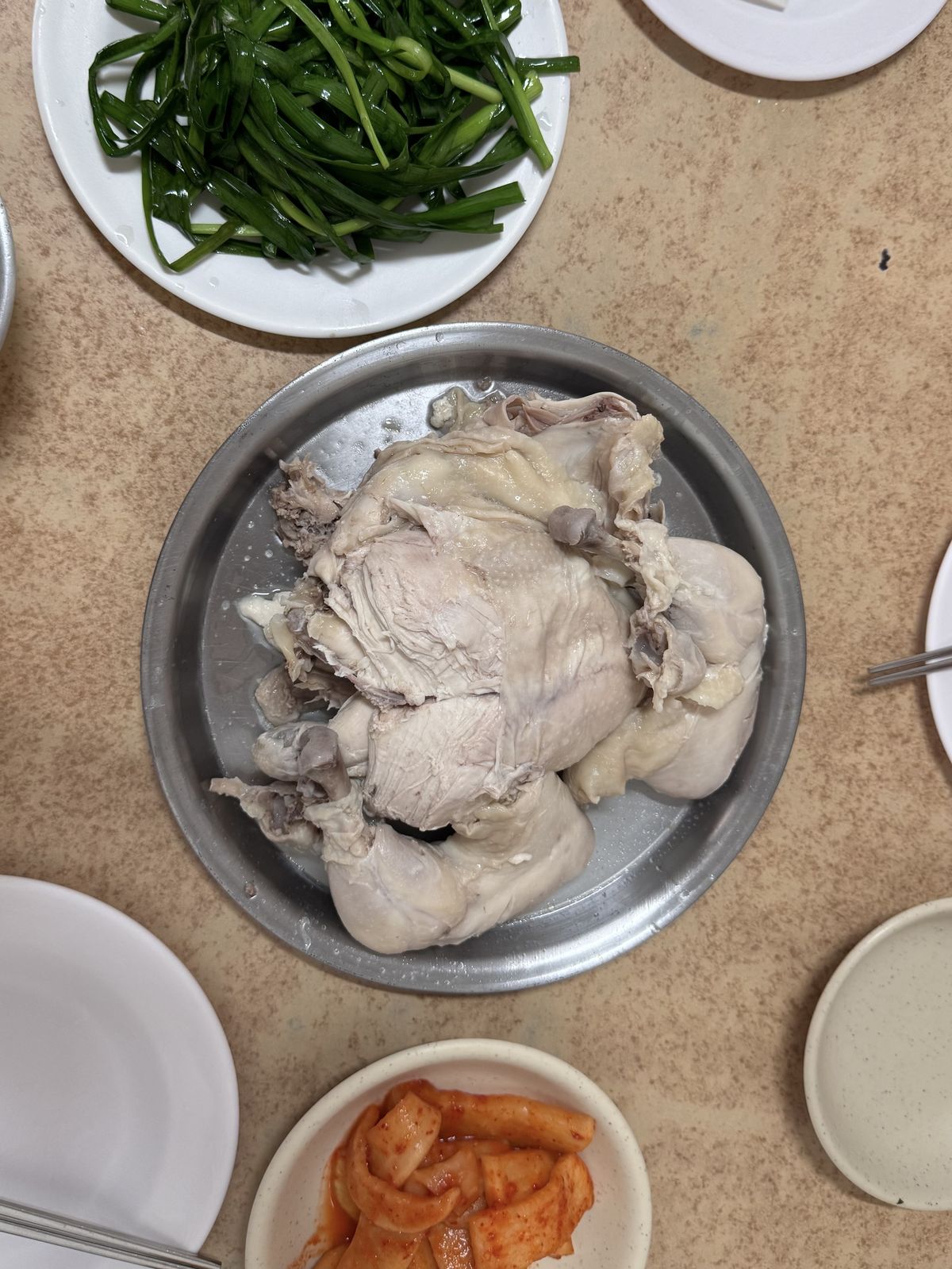 부추의 푸른 선과 닭고기의 흰 면이 어우러진 약수동 처가집의 담백한 이북식 찜닭 / 이미지 출처: 본인 촬영