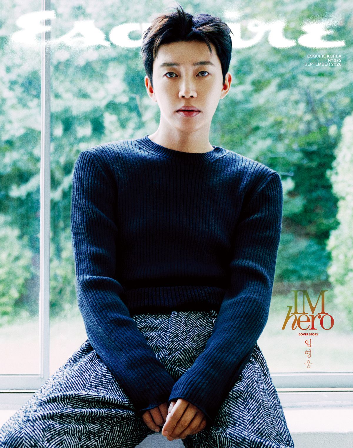 창문에 기댄 채 카메라를 응시하는 임영웅, 에스콰이어 9월호 커버 B종. 상의는 아워레가시(OUR LEGACY) 골지 니트, 헤링본 패턴이 들어간 팬츠는 오프화이트(Off-white), 블랙 로퍼는 르메르(LEMAIRE) / 이미지출처 에스콰이어
