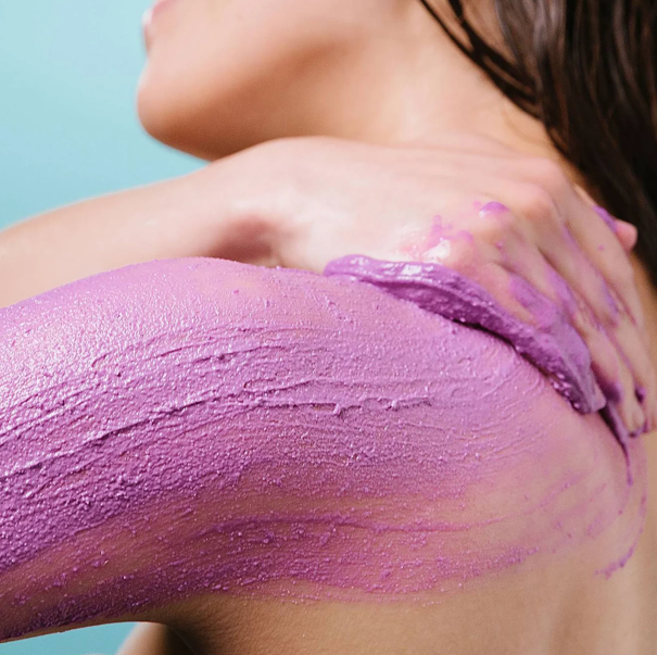 시원한 샤워와 각질 제거를 동시에 / 이미지 출처: LUSH