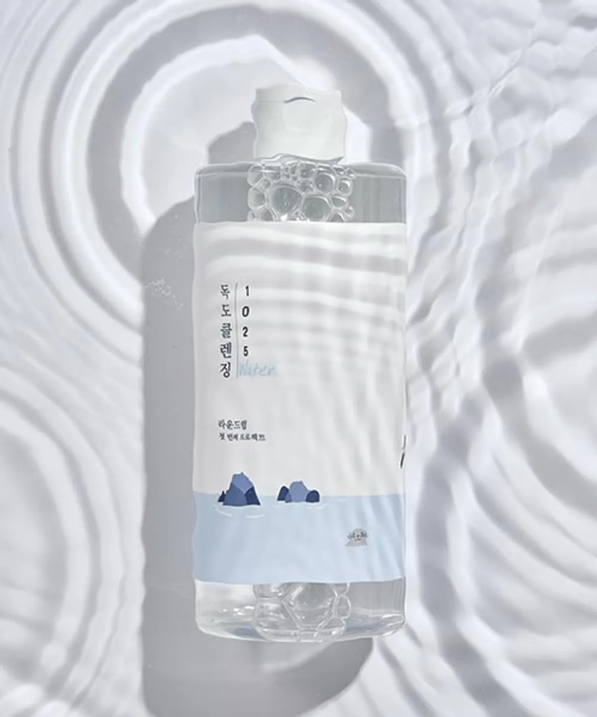 미셀라 입자로 유기자차의 화학적 차단 성분을 산뜻하게 닦아주는 라운드랩 1025 독도 클렌징워터 / 이미지 출처: 라운드랩